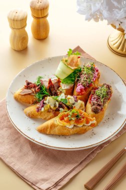 Tabakta malzemelerle çeşitli bruschetta.