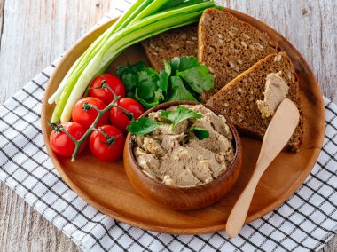 Tahta tabakta soğanlı ekmek ve domates ezmesi.