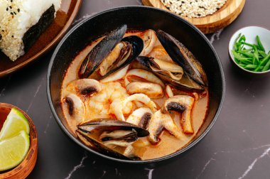 Tom midye, karides ve limonlu leziz çorba