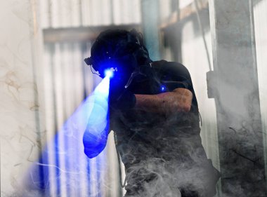 Duman dolu metal binada tam teçhizatlı hava yumuşak oyuncu