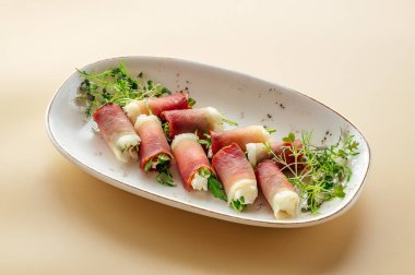 Pastırma ve bitkilerle doldurulmuş rulo