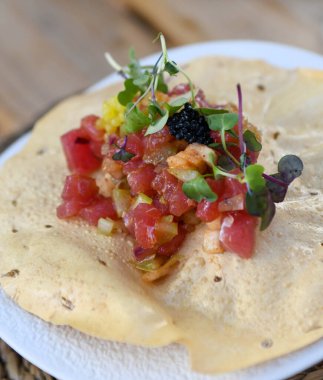 Çıtır mısır tortilla üzerine taze ton balıklı ceviche.