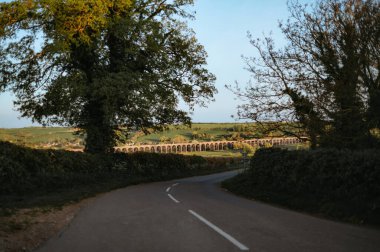 Welland Viyadük 'e giden yol, Welland Vadisi' nden geçiyor..