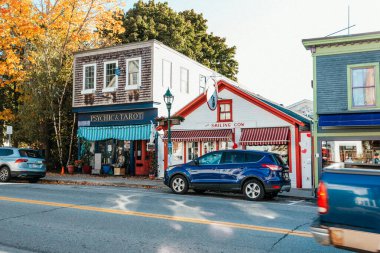 Camden, Maine 'de renkli mağazalar ve park edilmiş arabalar.