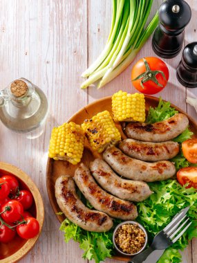 sebzeli ve mısırlı sosis avlamak.