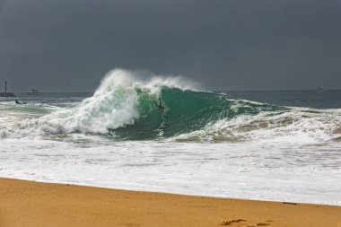 Bodyboardçu Wedge, Newport 'ta büyük dalgaya düşüyor.