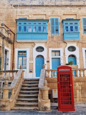 Kırmızı telefon kulübesi olan tarihi bir kasabada geleneksel mimari.
