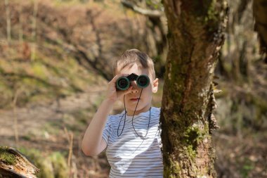 Dürbünle ormanı tarayan çocuk