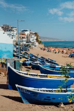 Taghazout, Fas 'ta balıkçı tekneleri ve sahil kenti.