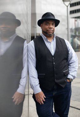 Sokakta şık giyinmiş Afro-Amerikan bir adam.