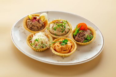 Tabağında otlar olan çeşitli tartlar.