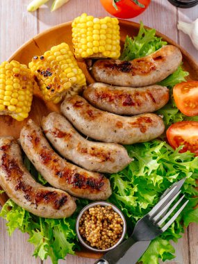 sebzeli ve mısırlı sosis avlamak.