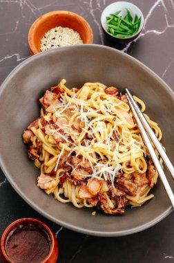 Jambonlu ve parmesanlı makarna.