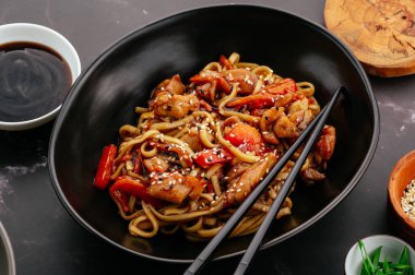 Tavuklu tavuk ve ekşi sos ve sebze.