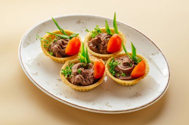 Tavuklu tartlar ve tabakta otlar.