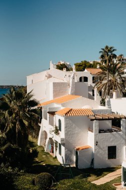 Fornells 'de Terracotta çatıları olan Akdeniz Evleri