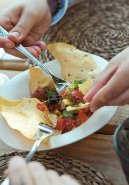 Çıtır mısır tortilla üzerine taze ton balıklı ceviche.