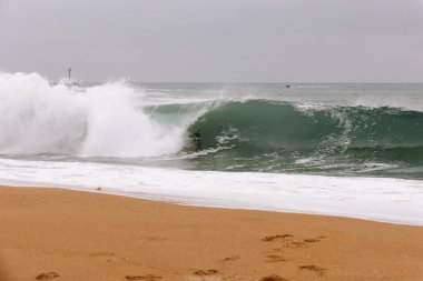 Bodyboardcu Wedge 'de dalga dalga Newport' ta kasvetli bir günde
