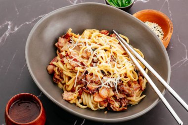 Jambonlu makarna ve parmesanlı peynir.