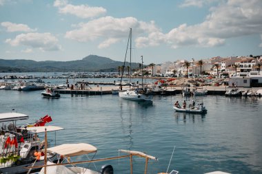 Tekneler ve İnsanlar Fornell Limanı, Menorca 'da