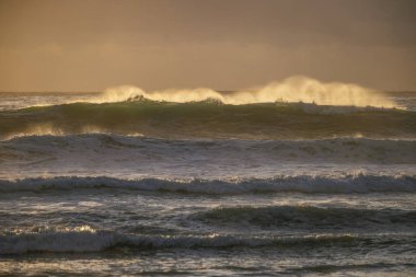 Manly Beach, Avustralya 'da gün doğumunda dalgalar kopuyor.