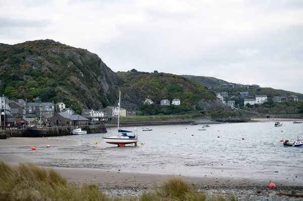 Galler kıyılarında gelgit var. Sahildeki köy.