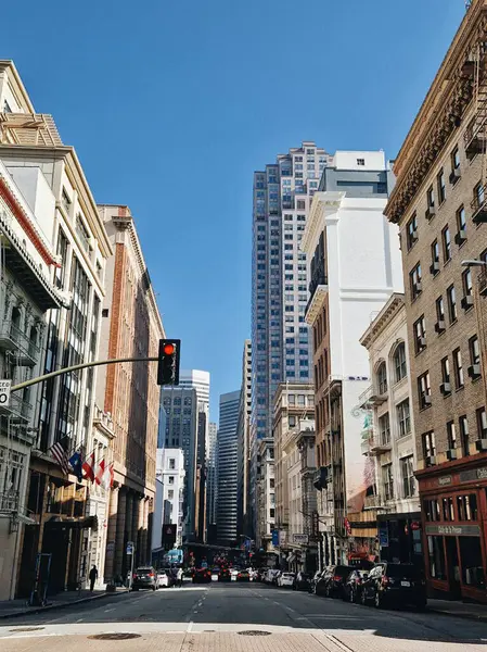 Şehir merkezinde işlek bir sokak kavşağı