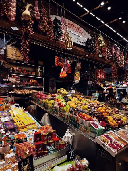 Renkli meyve ve sebzelerin sergilendiği canlı bir pazar