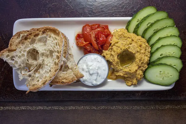 Humus ve sebze tabağına bakıyorum.