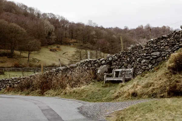 İngiliz Gölü Bölgesi Ulpha 'daki St John kilisesinin dışındaki yol kenarı Benç' i.