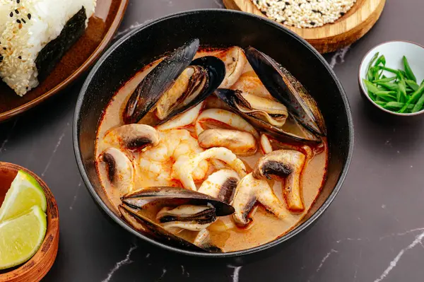 Tom midye, karides ve limonlu leziz çorba