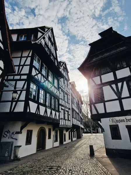 Ahşap çerçeveli tarihi binalar bir kaldırım taşı caddesini kaplıyor