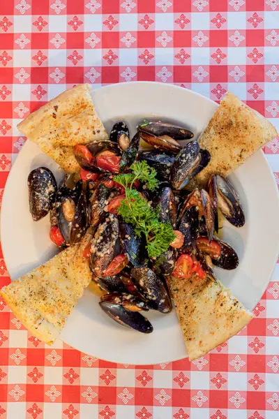 Damalı arkaplan köşesinde midye kasesi;