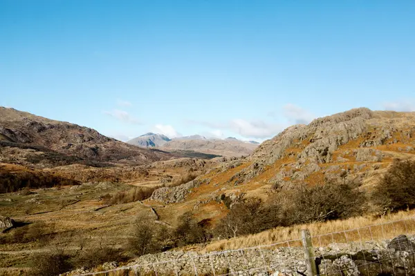 Cumbria 'da açık mavi gökyüzünün altında kayalık tepeler ve açık bozkırlar