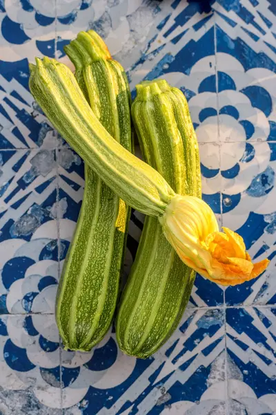 Kabak ezmesi ve karolar üzerinde çiçekler.