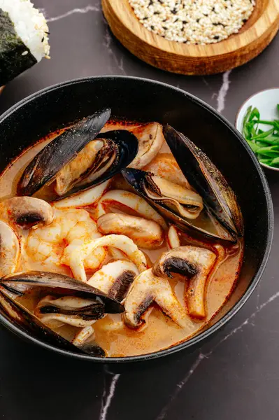 Tom midyeli, karidesli, mantarlı ve limonlu lezzetli çorba