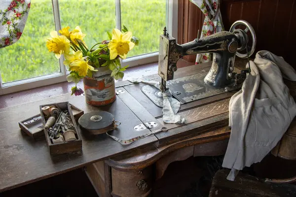 Bahar Çiçekleri ve Antika Dikiş Makinesi Hâlâ Hayat