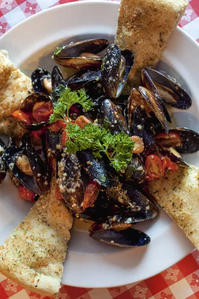 Bir kase midyeye ve krostini dikine bakıyorum.