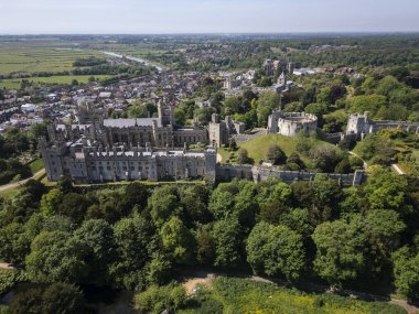 Arundel 'deki tarihi Arundel Kalesi' ne güzel bir hava manzarası.