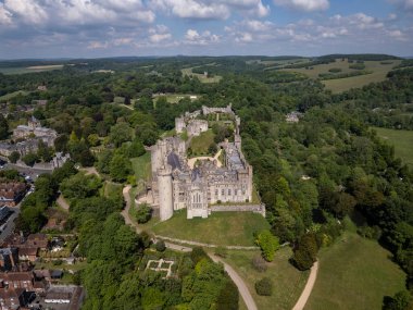 Arundel 'deki tarihi Arundel Kalesi' ne güzel bir hava manzarası.