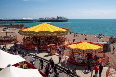 Brighton İskelesi ve lunapark atlıkarınca manzarası çok güzel.