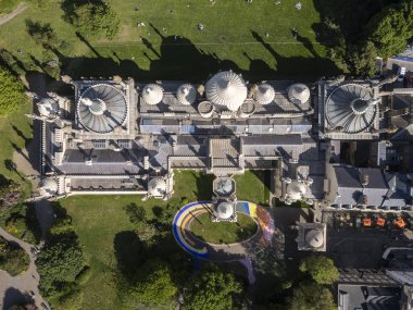 Eski tarihi fundalık kale binasına güzel bir hava manzarası