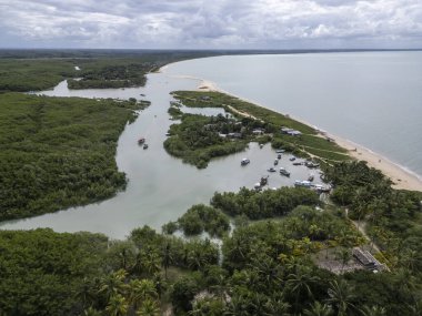 Ponta do Corumbau köyünde nehir ağzı için güzel bir hava manzarası.