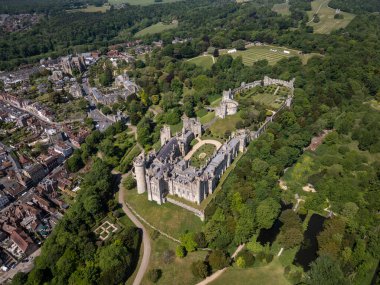 Arundel 'deki tarihi Arundel Kalesi' ne güzel bir hava manzarası.