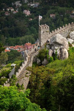 Eski tarihî Mağribi Kale duvarları ve kulelerine güzel bir manzara