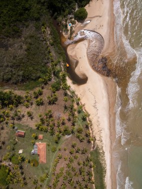 Vahşi sahile ve kumlu nehir ağzına güzel bir hava manzarası.