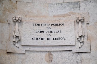 Lizbon, Portekiz 'deki beyaz tarihi mezarlığa giriş tabelasına bakın