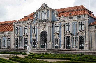 Queluz Sarayı 'nın eski tarihi bahçesi ve binasının güzel manzarası