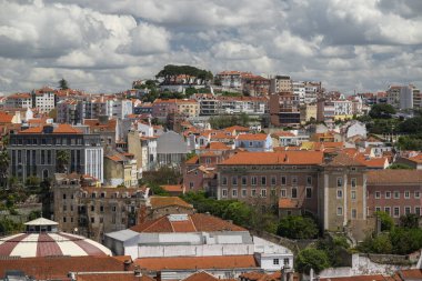 Lizbon şehir merkezindeki eski geleneksel binaların güzel manzarası