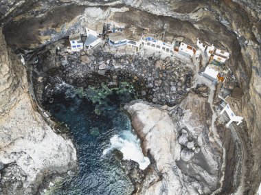 La Palma Engebeli Kıyısındaki Kayalık Balıkçı Köyü